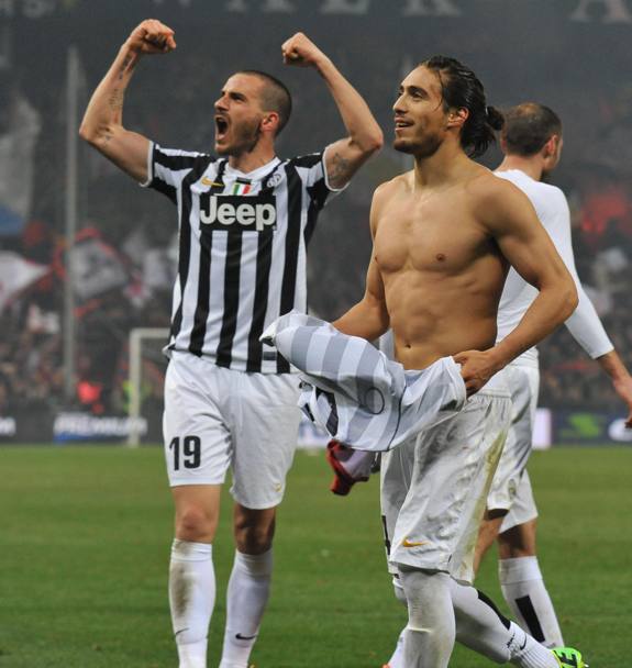 Bonucci e Caceres mostrano i muscoli ai tifosi arrivati da Torino. Ansa